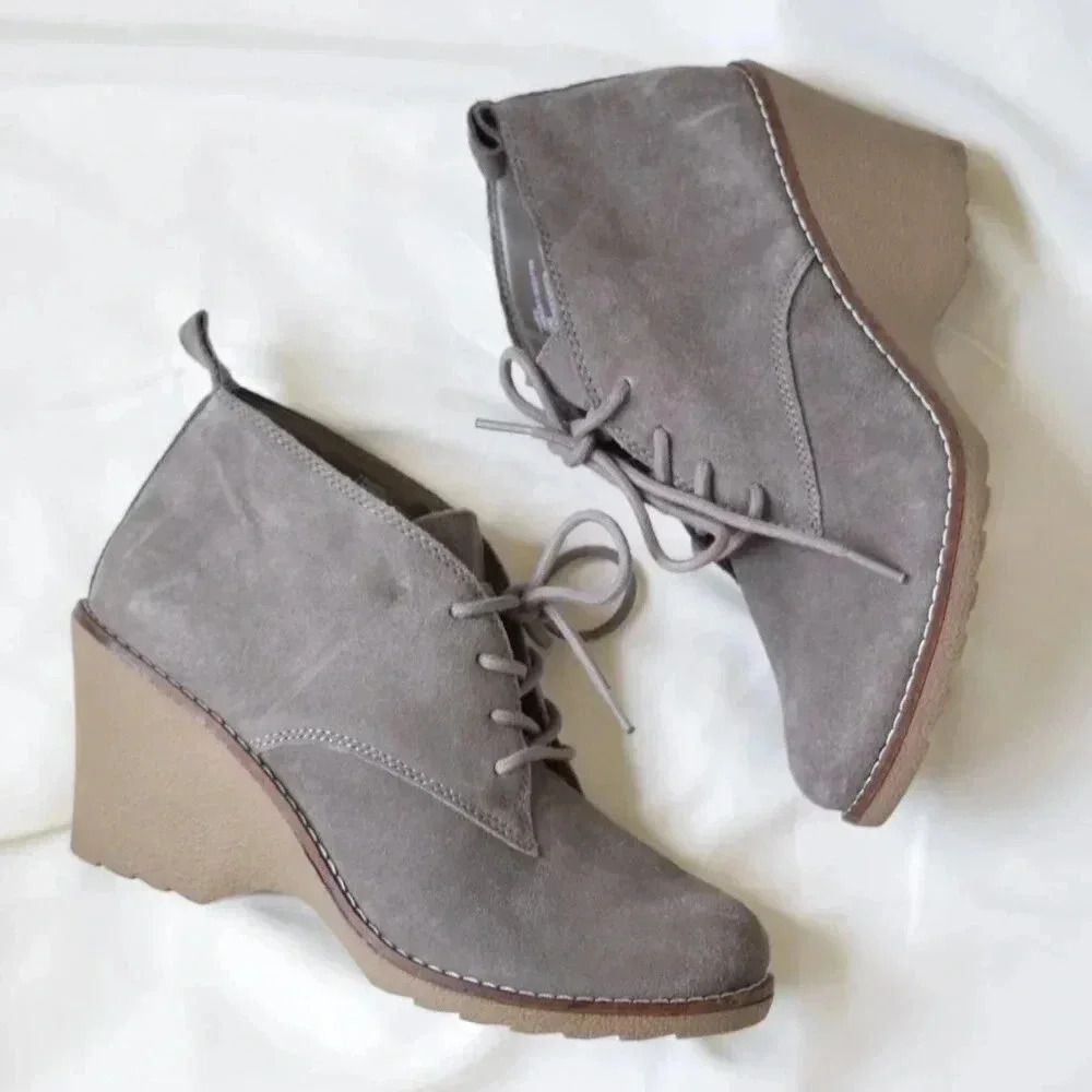 WHITE MOUNTAIN  Lace Up Almond Toe Ankle Boots in Taupe with Wedge Heel Size 10M